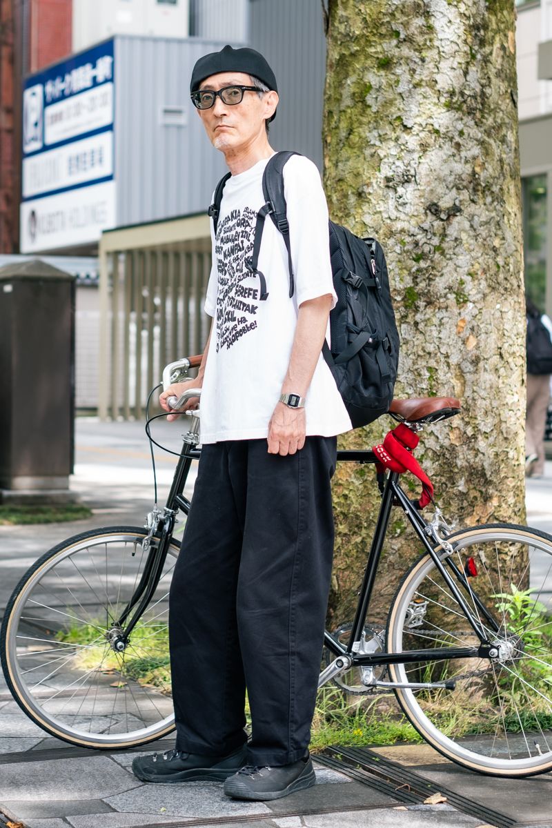 Tシャツ＝ノンべー　パンツ＝ユニクロ　シューズ＝キーン　帽子＝シーピーエイチ　眼鏡＝パリミキ　バッグ＝ザノースフェイス　腕時計＝カシオ