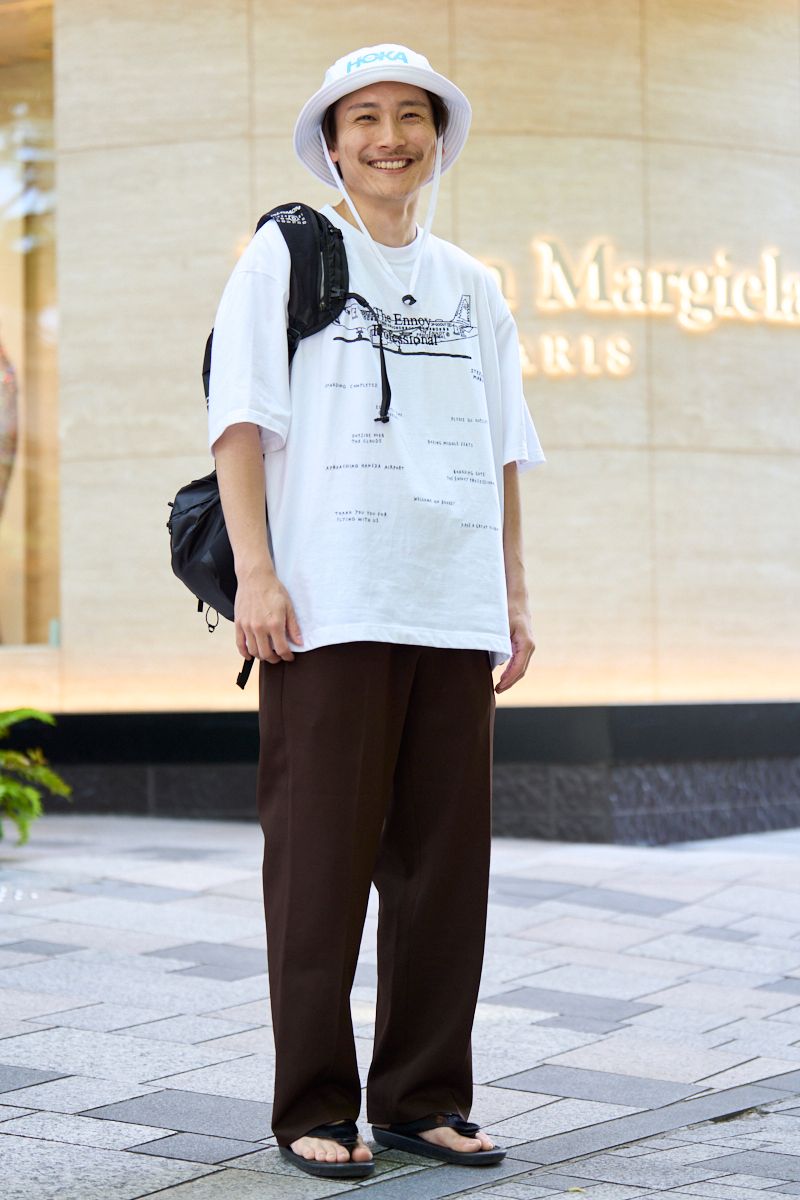 Tシャツ=エンノイ パンツ=リーバイス シューズ=ジョジョ 帽子=ホカ バッグ=エムエムシックスメゾンマルジェラ×サロモン リング=シハラ