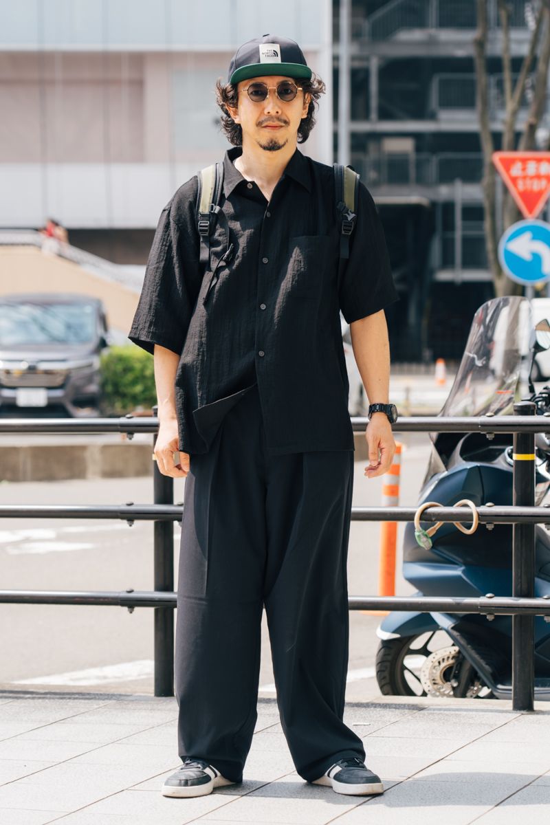シャツ、パンツ=ともに古着 シューズ=アディダス 帽子、バッグ=ともにザ・ノース・フェイス 眼鏡=ビージェイクラシック 腕時計=カシオ
