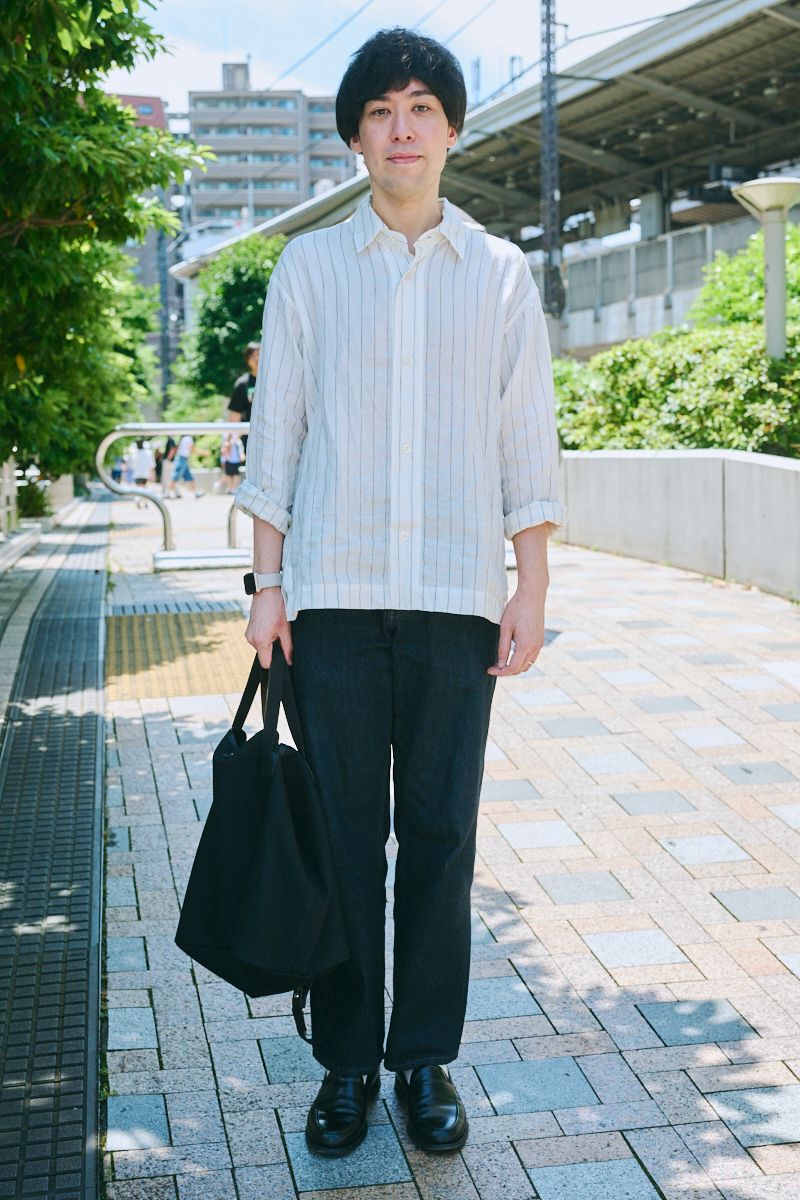 シャツ=マーガレットハウエル デニム=マーガレットハウエル×エドウィン シューズ=ジョセフチーニー バッグ=ビリンガム 腕時計=アップル