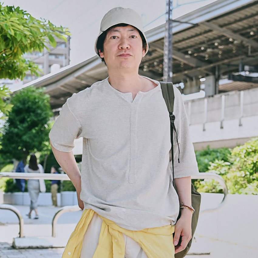 洒落者たちにジワジワキテる「ヘンリーネック」。Tシャツの新た