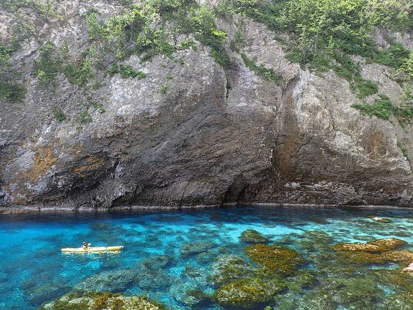 透明度の高い、宝石のようなブルーの海。洞窟や入り江をシーカヤックで冒険（写真：Entô）