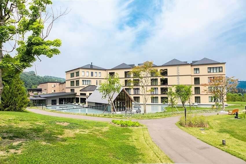  洞爺湖 鶴雅リゾート 洸の謌／住所：北海道有珠郡壮瞥町壮瞥温泉88-26、電話：0142-82-7165、料金：7万2600円（2名1室2食付き 税サ込み）～（写真：洞爺湖 鶴雅リゾート 洸の謌）