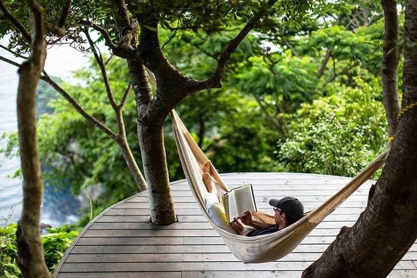 デッキからは駿河湾が一望できる。ハンモックもあるので大海原を眺めながらゆったりと過ごせる（写真：Izu Cliff House）