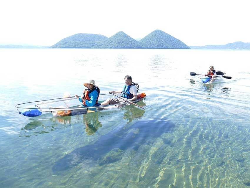 クリアカヌーは洞爺湖にそのまま浮かんでいるかのような体験ができる（写真：洞爺湖 鶴雅リゾート 洸の謌）
