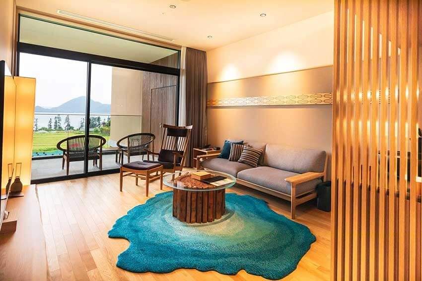 北海道の文化や自然を感じられるデザイナーズツイン（写真：洞爺湖 鶴雅リゾート 洸の謌）