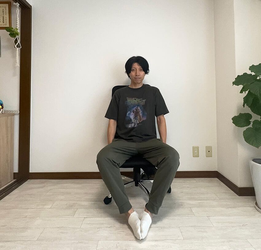 足の指先を少し上にあげるのがポイント！ももの内側が使われる動きで、地味にきつく感じるかもしれません。