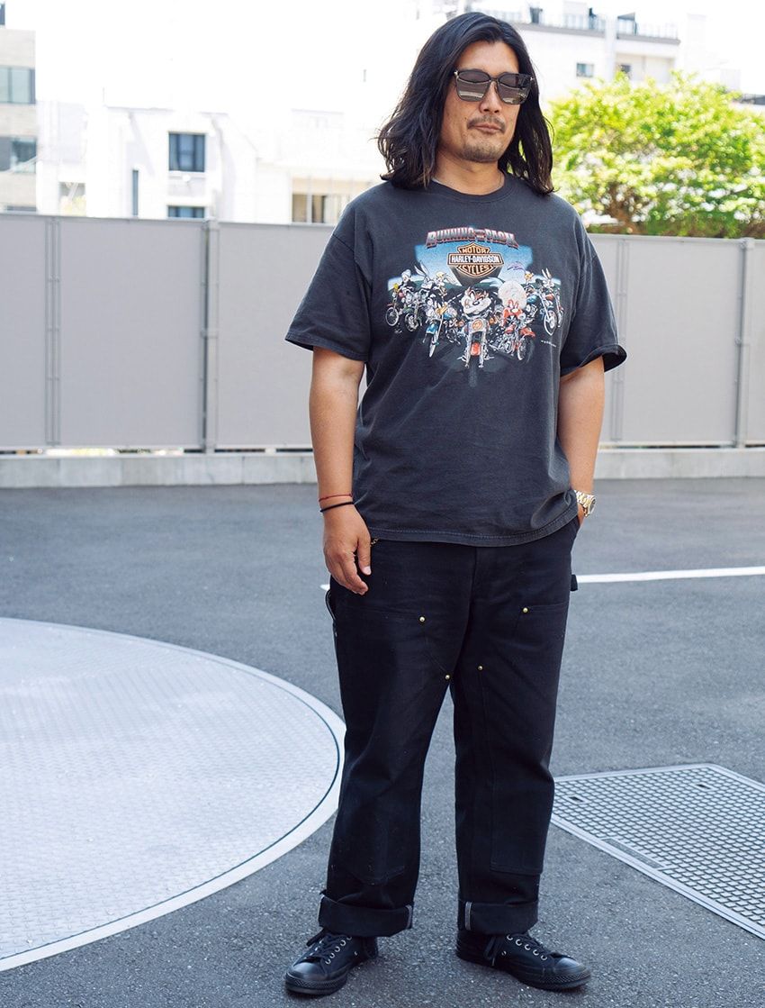 チェーン＝不明　Tシャツ＝ハーレーダビッドソン　パンツ＝カーハート　スニーカー＝コンバース　サングラス＝トム フォード アイウエア