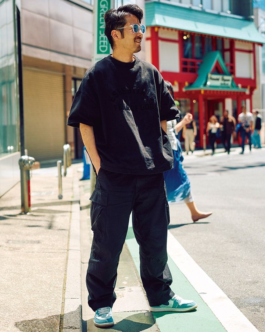 パンツ＝ユニクロ　Tシャツ＝フィア オブ ゴッド エッセンシャルズ　スニーカー＝ナイキ