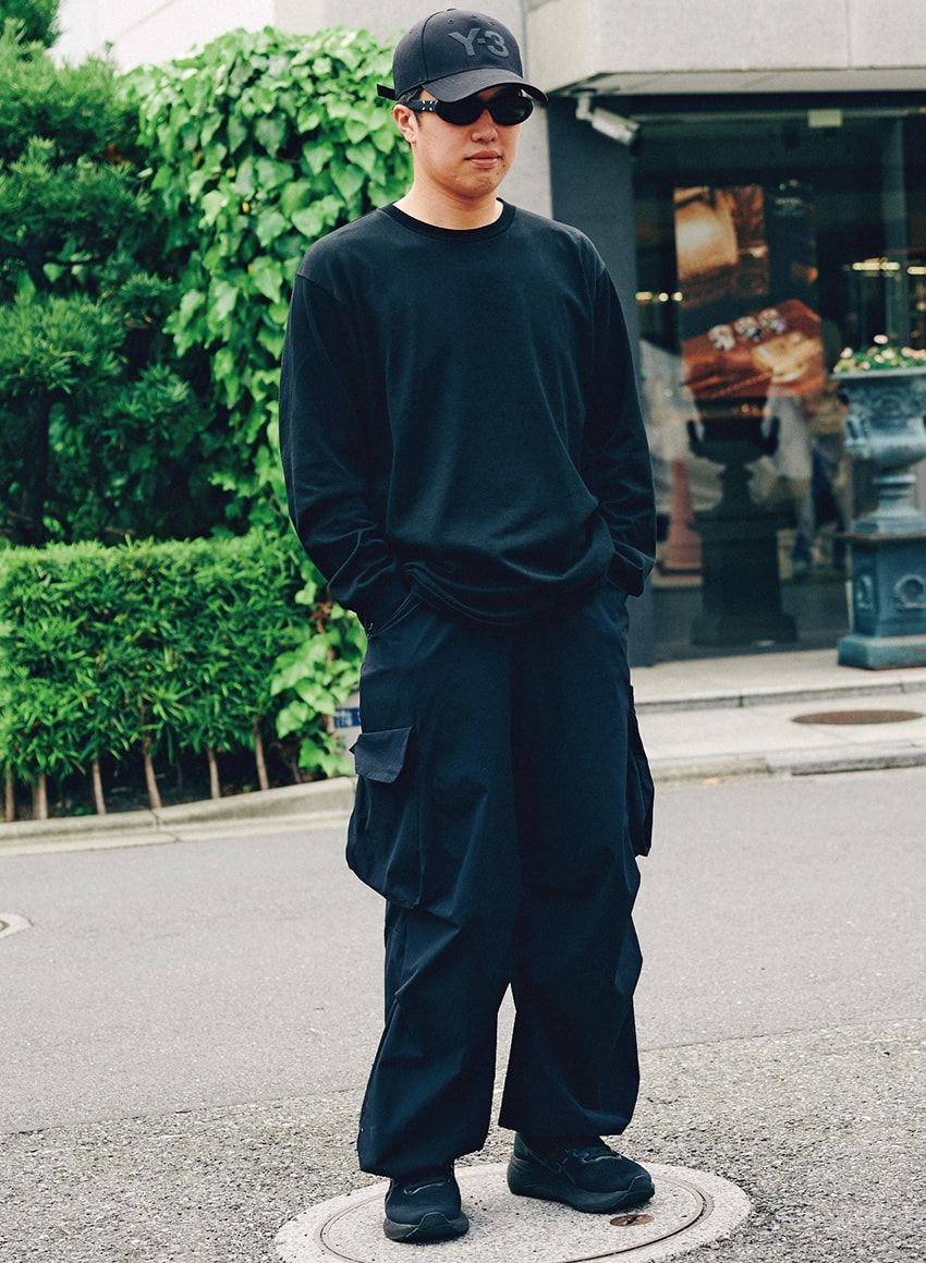 パンツ=オークリー カットソー=オーラリー スニーカー=アシックス キャップ=ワイスリー サングラス=メゾン マルジェラ