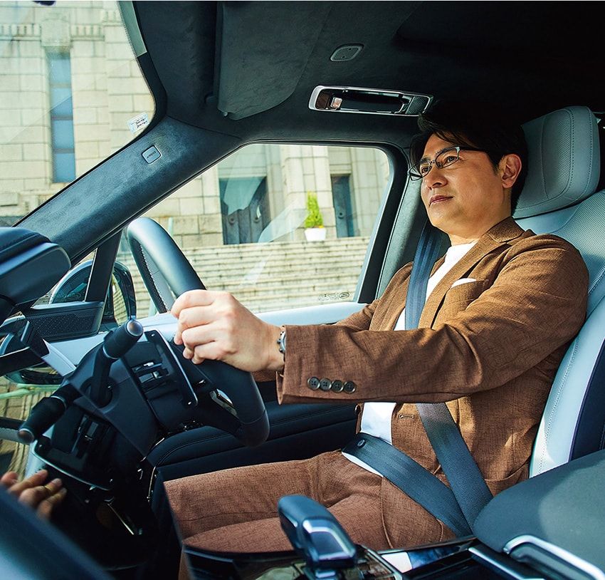 「キーを持って車に近づくだけで、ステップボードが開いて、ドアノブもせせり出てくる。しかもホワイトに近い内装色も相まって、走り出す前から気分がアガります。車重3t弱ながら出力があるので走りはノンストレス」。