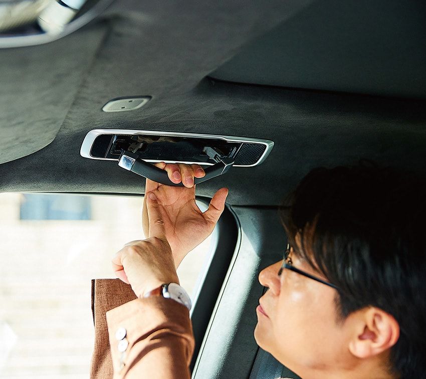 「この高級感がたまらないなぁ。お金かかってますよこれ、金属も使ってますし。おそらくロールス・ロイスを除いて、車史上いちばん高価なハンドルグリップなんじゃないかな。アタッシェケースにもそのまま付けられそう（笑）。高級感をディテールでもしっかりと表現している。ラグジュアリーブランドたる矜持を感じますね」。