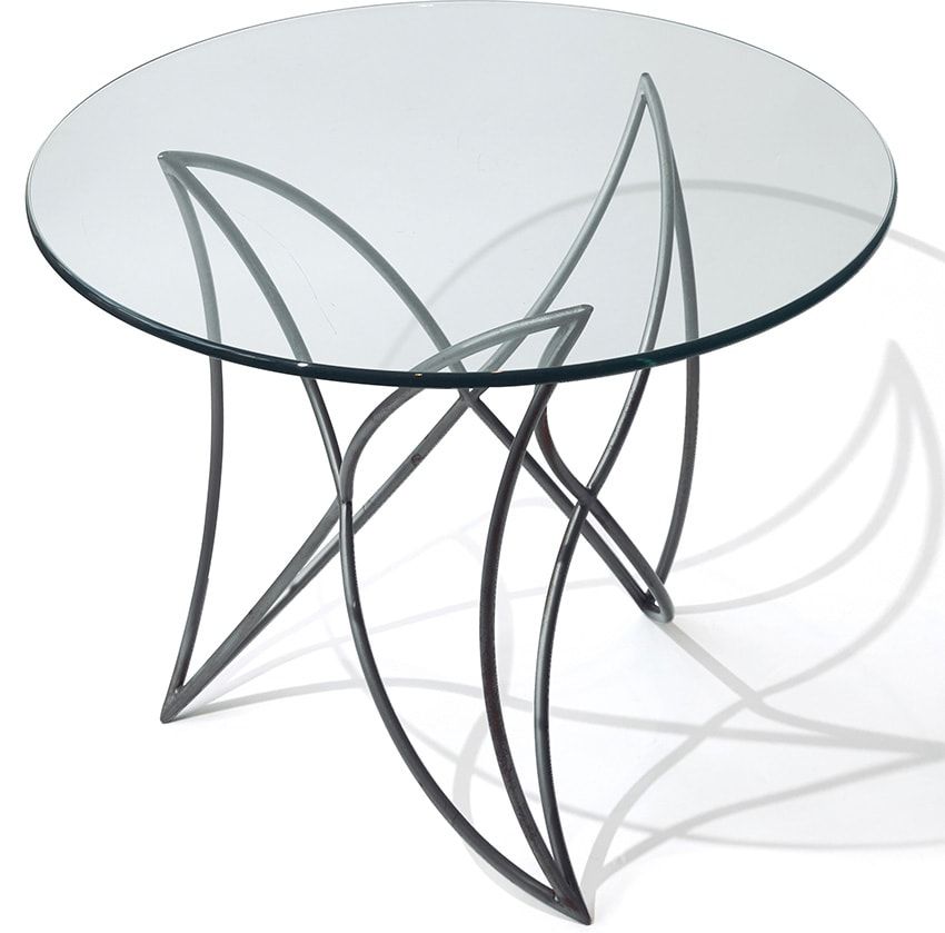 「イデー」のテーブル。彫刻のような美しい脚の形にひと目惚れ。