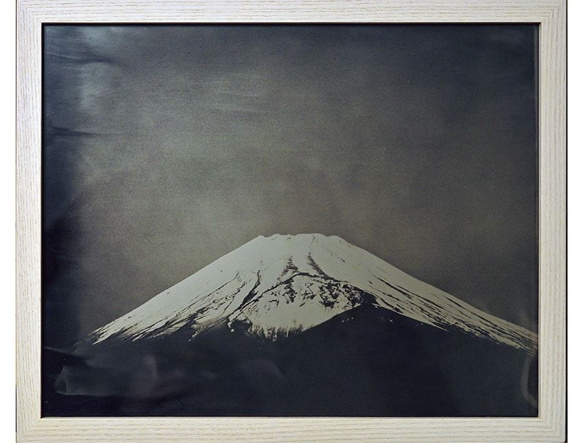 写真家・菅原一剛氏による「湿板写真」を応用しガラスにプリントした作品。