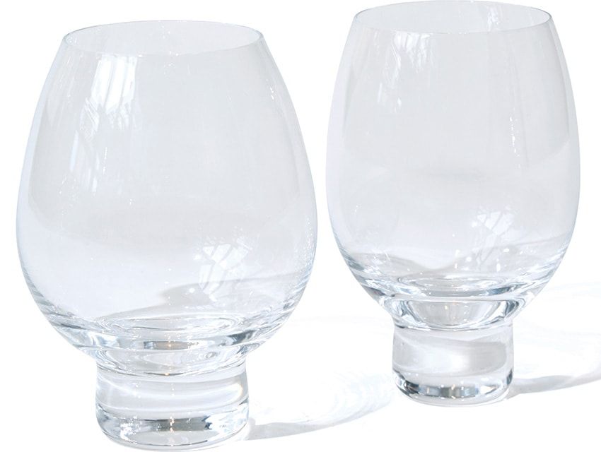 建築家・黒川雅之が赤と白のワインがもつイメージに耳を澄ませてデザインした「ヒアゼア」のワイン用グラス。