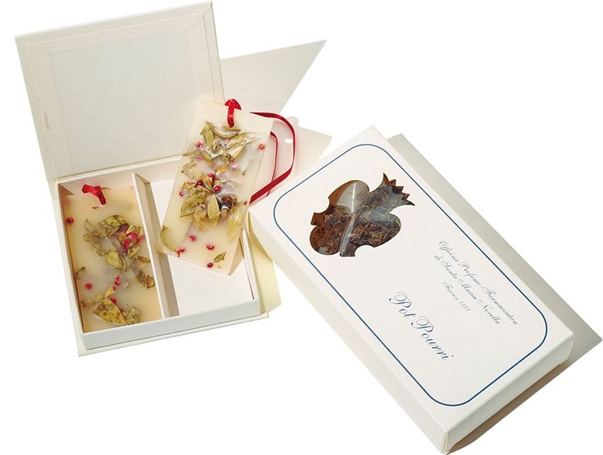 「サンタ・マリア・ノヴェッラ」のタボレッタとポプリ。タボレッタ（小板）はクローゼットやドアノブ、ポプリはトイレで活用。