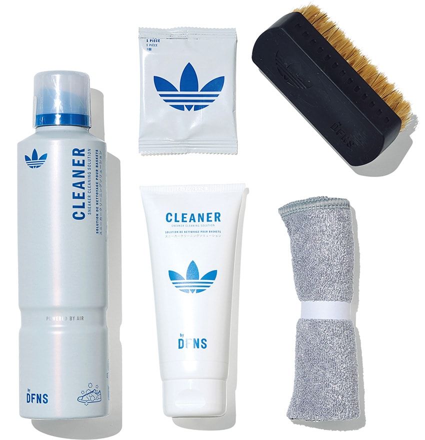 「アディダス オリジナルス バイ ディフェンス」のクリーナーキット。さっと使えるワイプなど便利グッズがセットに。