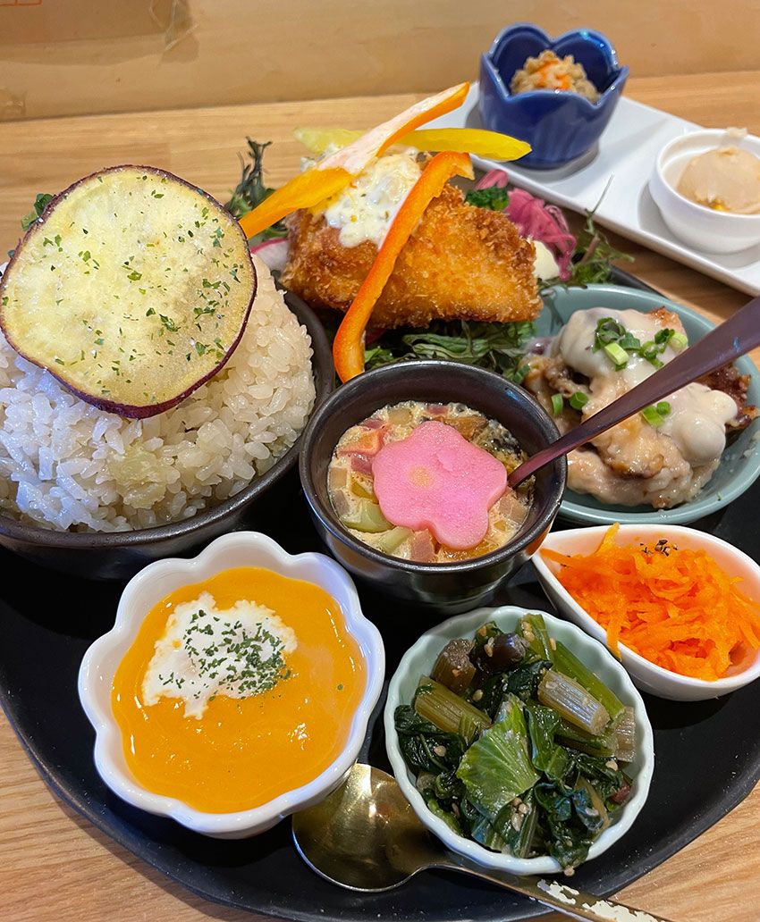 金沢で食べた色鮮やかな野菜定食。