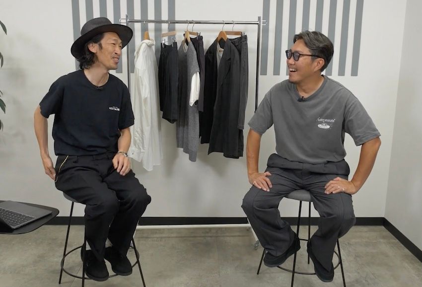 ［左］原 亮太●OCEANS統括編集長。’79年生まれ。落語好きな愛知県出身者。現在は息子とともにバスケに夢中！［右］菊池陽之介●’79年生まれ。スタイリスト熊谷隆志氏に師事し、2004年に独立。息子とキャンプへ行くことが今の生き甲斐。今回のふたりの着用物：原＝トップス／ナチュラルワイン店のオリジナル、パンツ／麻布テーラー、靴／レッドウィング　菊池さん＝トップス／アイニーヂューベイべ、パンツ／サタデーズ ニューヨークシティ x ディッキーズ、靴／クラークス（すべて私物）