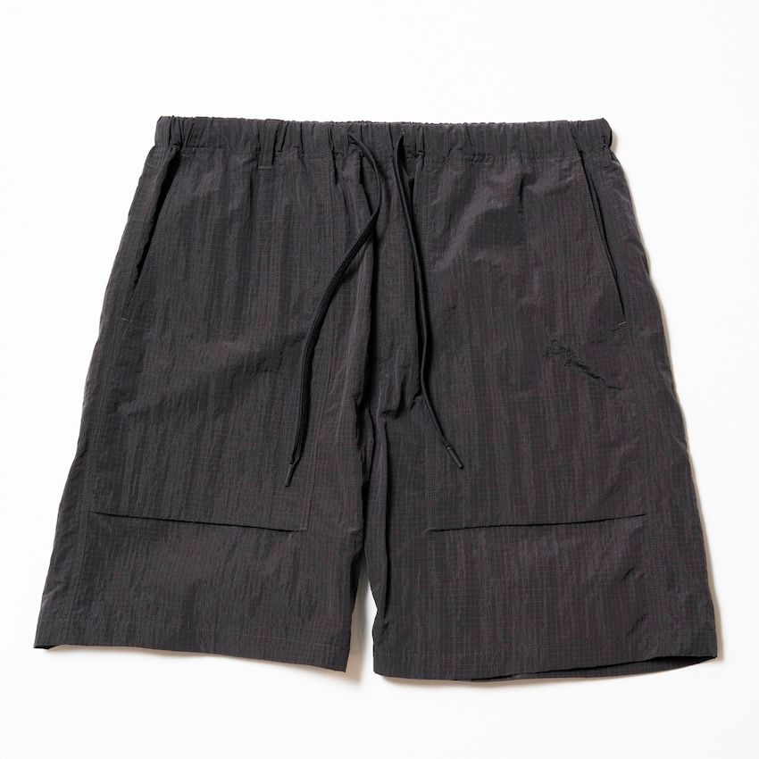 「短パンは子供っぽくなる」問題を解決！ プロが選ぶ黒ショーパン＆大人見えするコーデ例3選 - 6枚目の画像