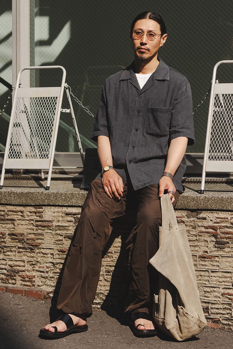 シャツ、パンツ＝オーラリー　サンダル＝ユッタニューマン　サングラス＝カーニー　腕時計＝ヴァーグウォッチ　バッグ＝セブンバイセブン