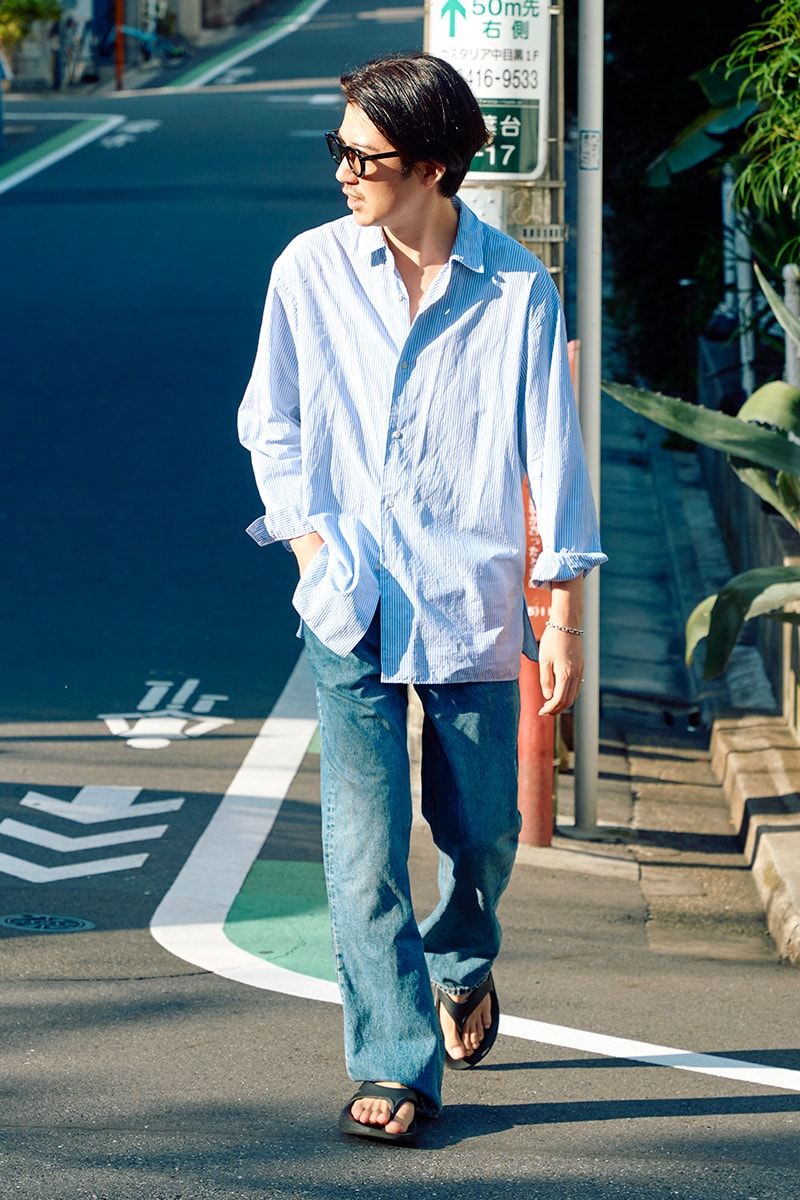 シャツ=エディフィス デニム=古着 サンダル=ウーフォス 眼鏡=レスカルネティエ