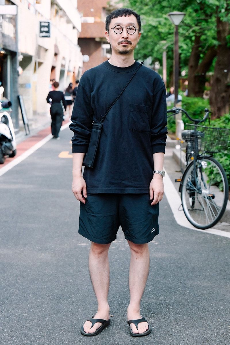 カットソー=ユニクロユー ショーツ=エンノイ サンダル=ウーフォス 眼鏡=ヨウジヤマモト 腕時計=ロレックス バッグ=みやがわスポーツ