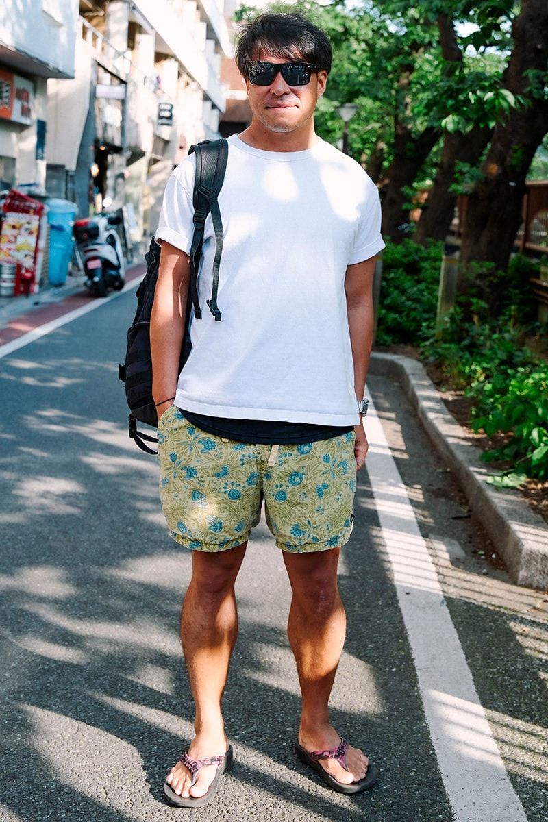 Tシャツ=ノーブランド ショーツ=ティーシーエスエス サンダル=ウーフォス サングラス=オークリー 腕時計=Gショック