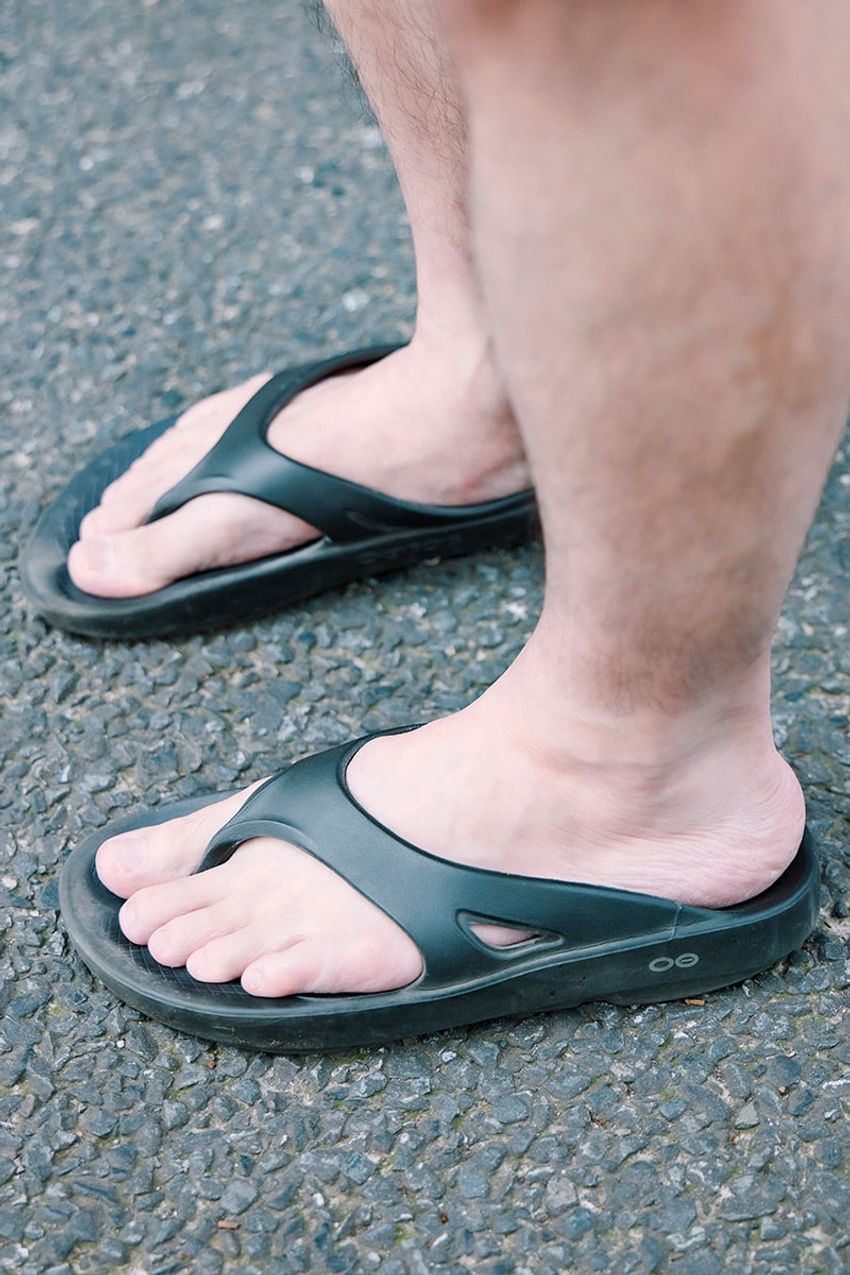 この夏も「ウーフォス」がハズせない。超快適&都会的なサンダルを履きこなした良コーデ3選 - 9枚目の画像