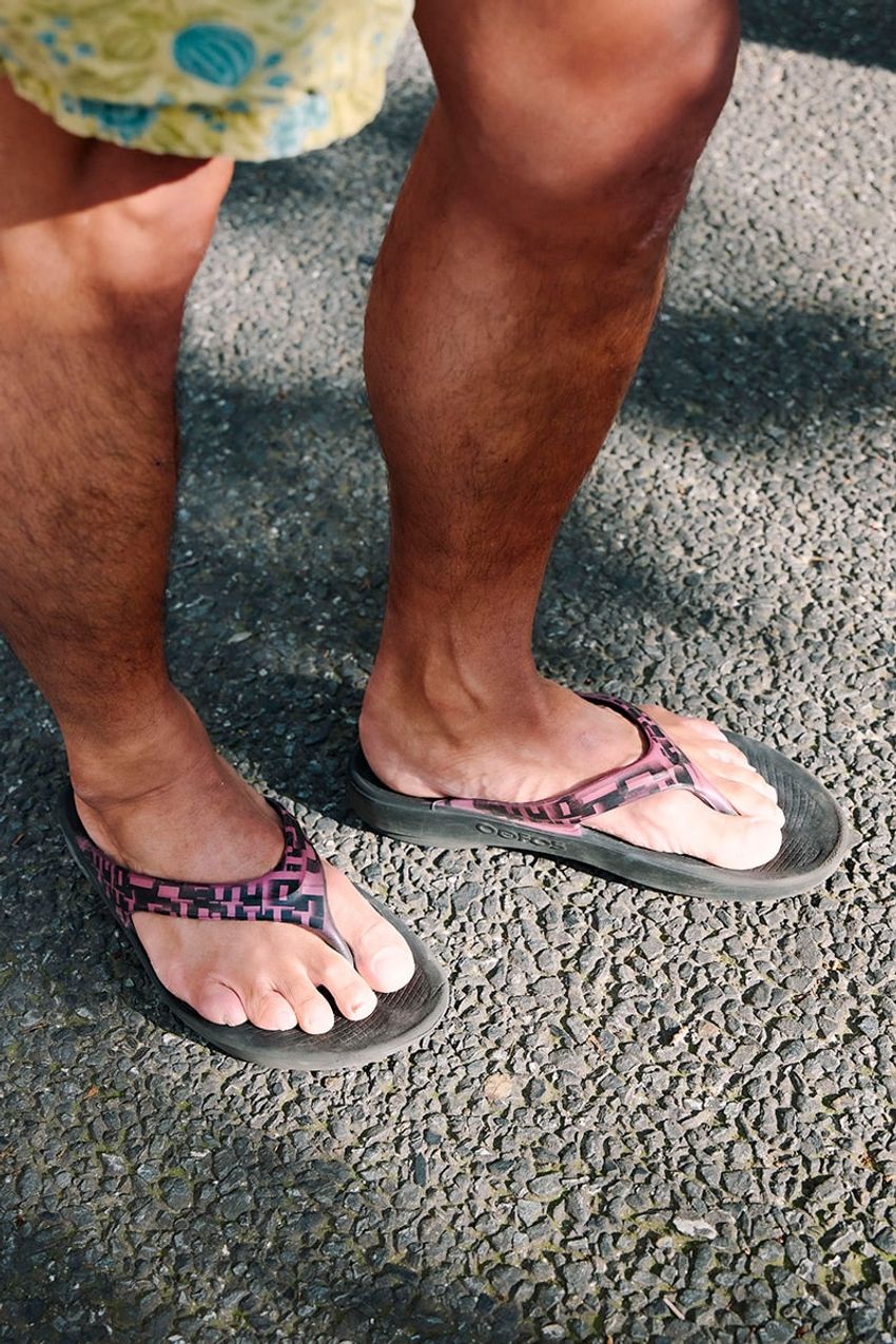 この夏も「ウーフォス」がハズせない。超快適&都会的なサンダルを履きこなした良コーデ3選 - 7枚目の画像