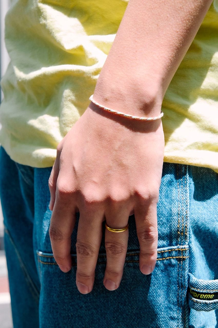 甘すぎない“シャーベットカラー“が洒落た街角の3人。レモンイエロー、サーモンピンクetc. - 3枚目の画像