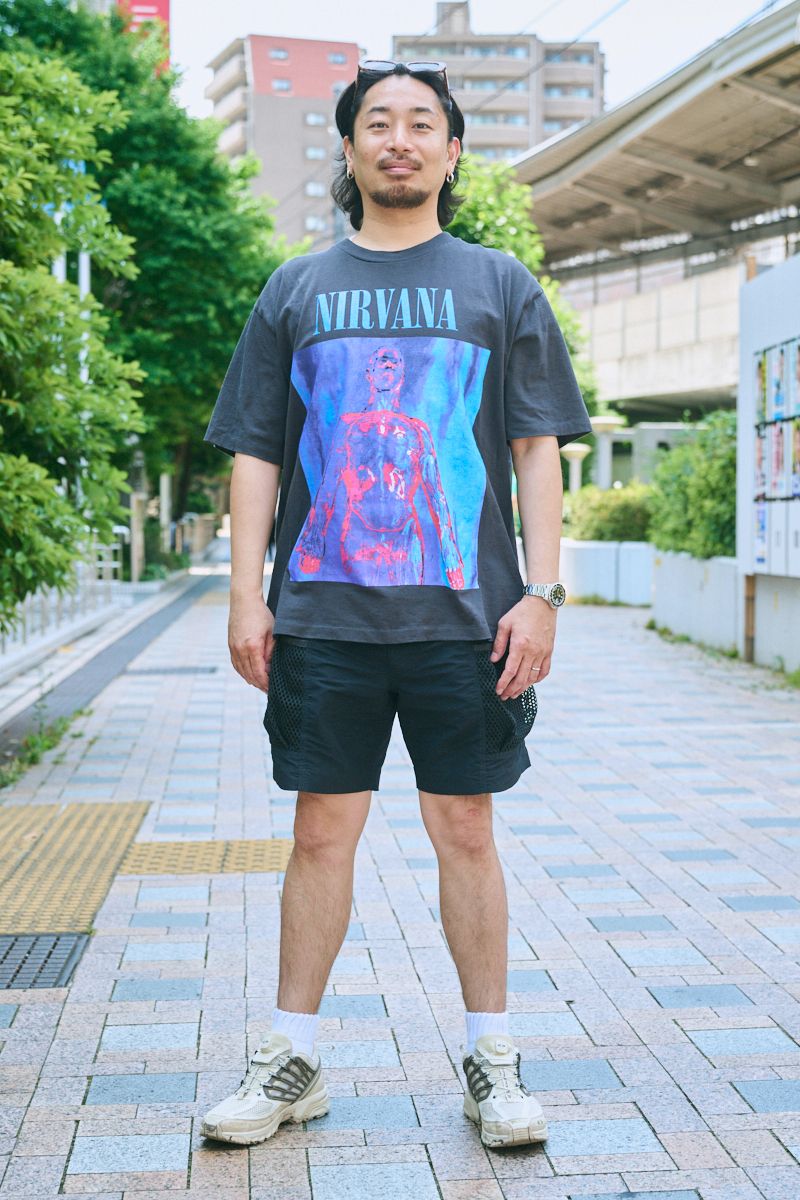 Tシャツ＝ジャーナルスタンダード　パンツ＝エーシージー　シューズ＝サロモン　眼鏡＝エスザーデ　腕時計＝ロレックス　ピアス＝トムウッド