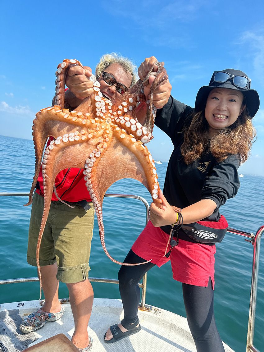 でっかいタコが釣れて大喜び。