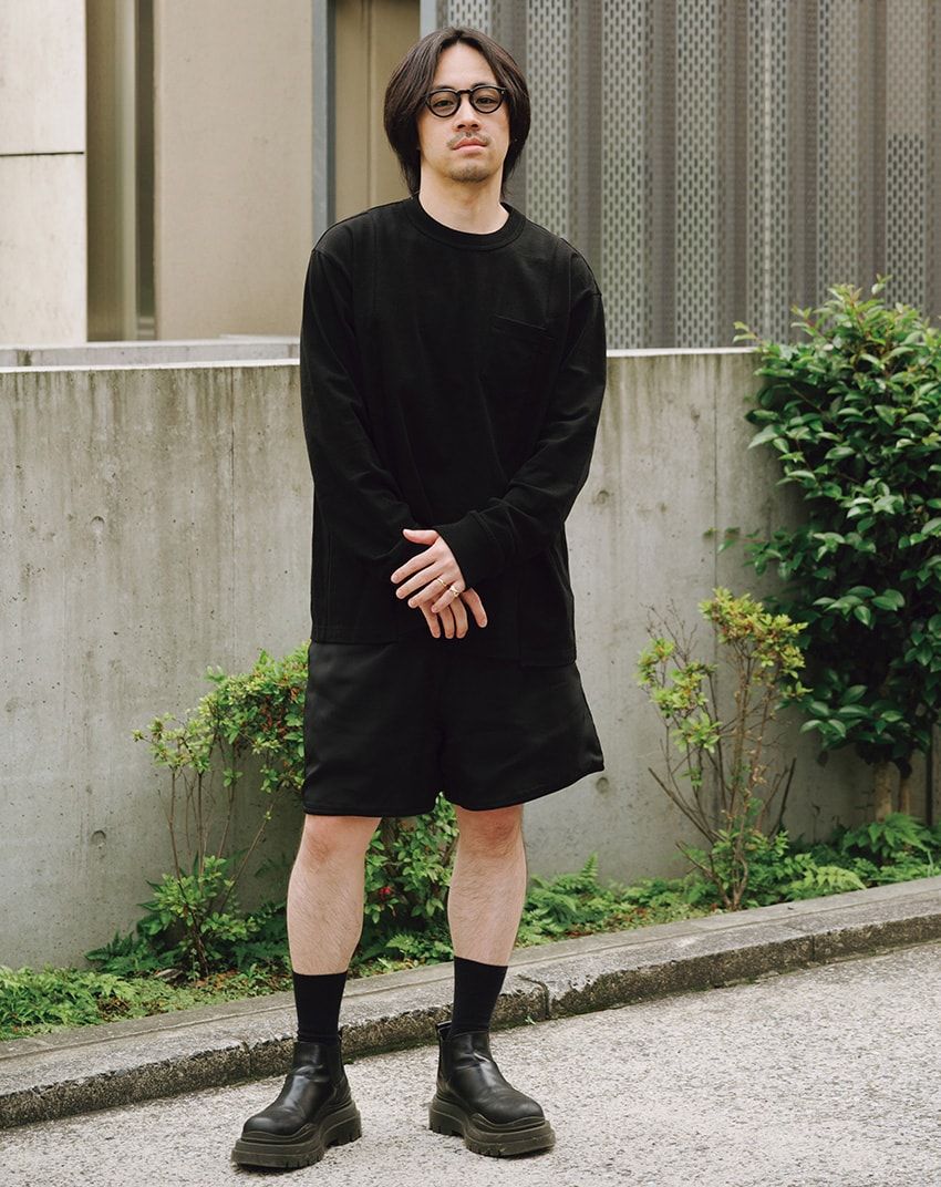 ショーツ＝ジル サンダー　カットソー＝サカイ　ブーツ＝ボッテガ・ヴェネタ　メガネ＝アイヴァン