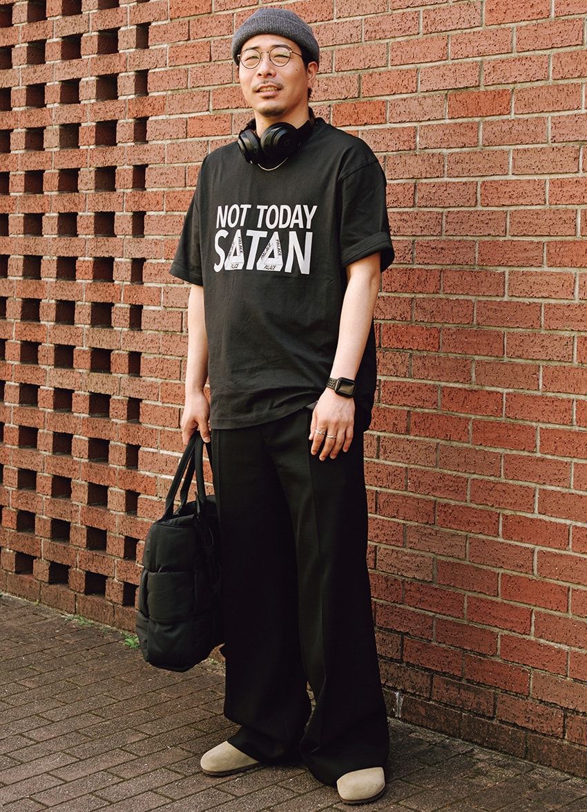 バッグ＝ボッテガ・ヴェネタ　Tシャツ＝パレス スケートボード　パンツ＝エイチ ビューティー&ユース　サンダル＝ビルケンシュトック