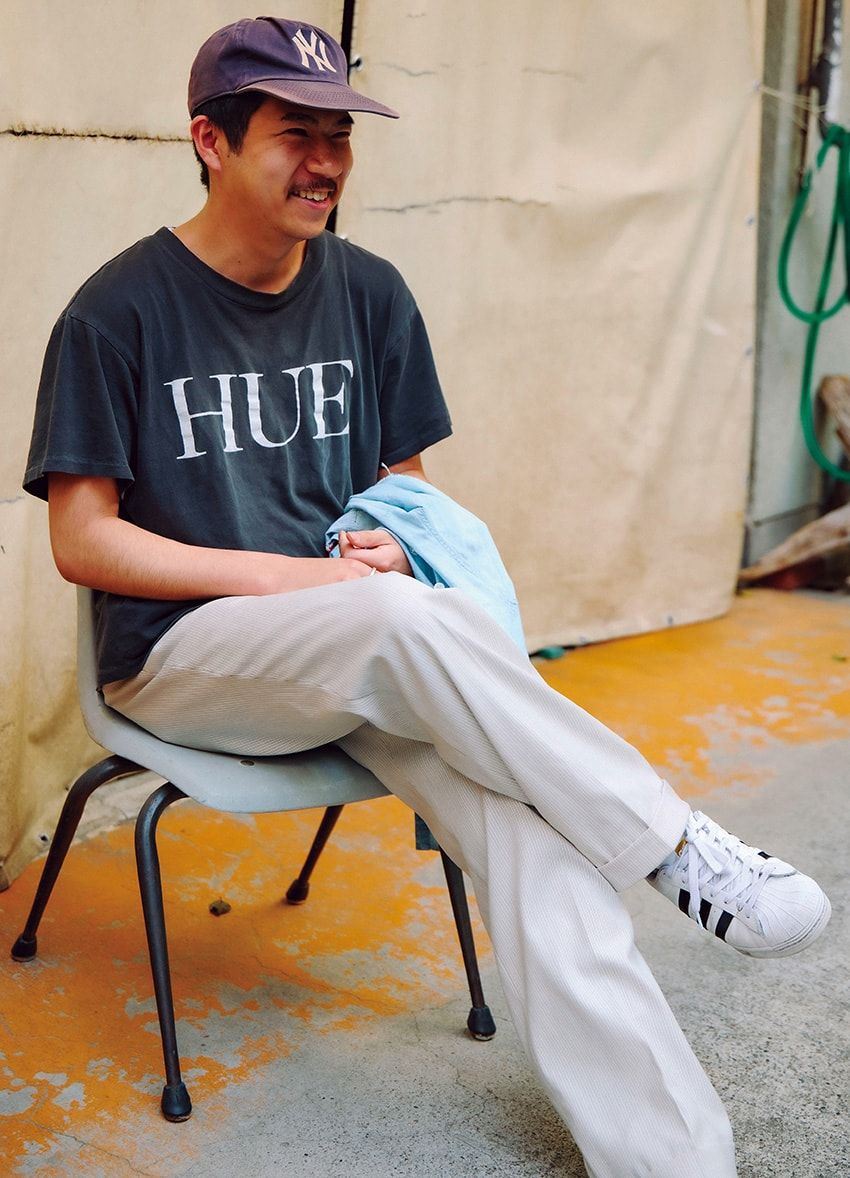 パンツ＝ジョルジオ アルマーニ　Tシャツ＝不明　スニーカー＝アディダス オリジナルス　キャップ＝マンデーサック