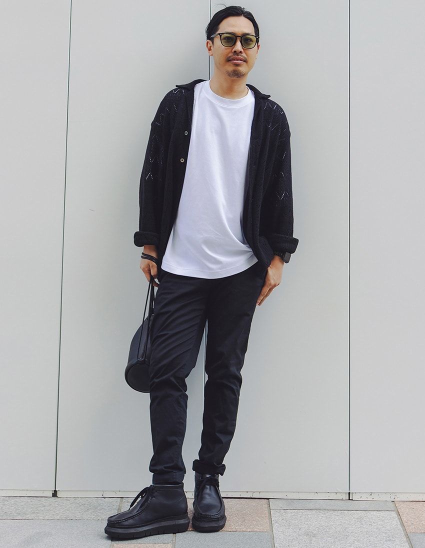 Tシャツ＝ユニクロ　カーディガン＝エディフィス　パンツ＝トゥモローランド　靴＝サカイ　サングラス＝レイバン
