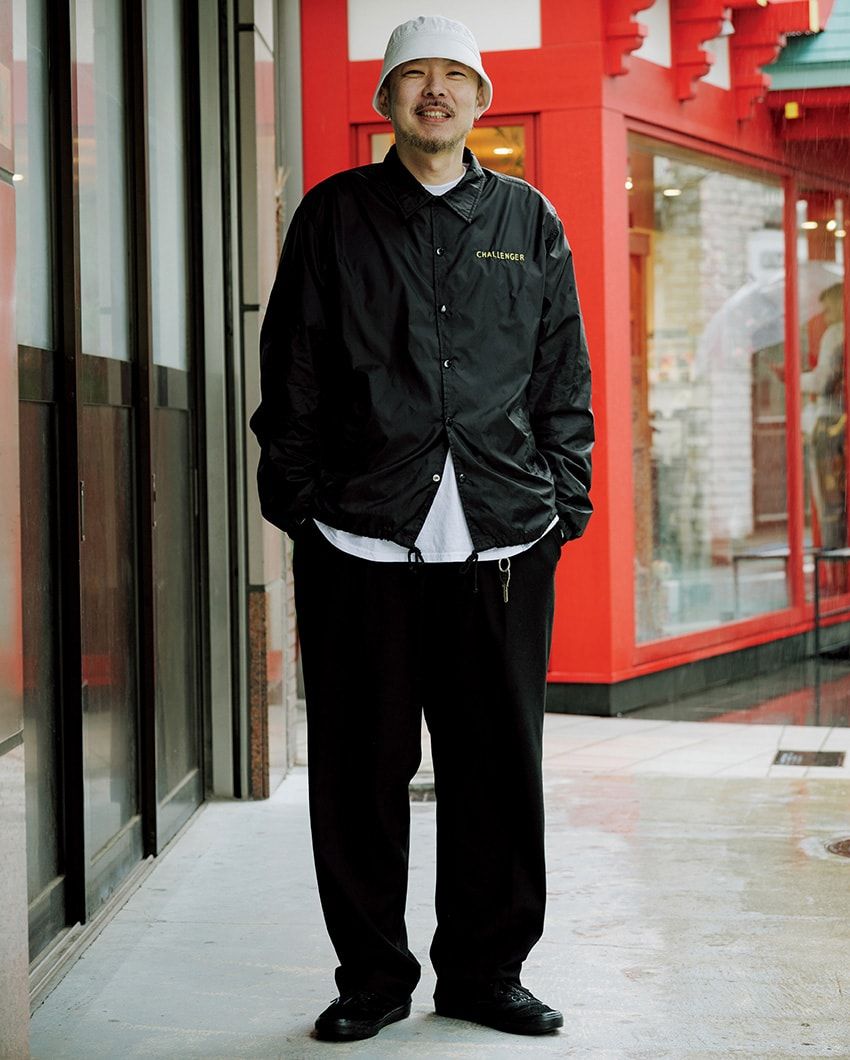 パンツ=ユニクロ ジャケット=チャレンジャー スニーカー=ヴァンズ ハット=バウワウ