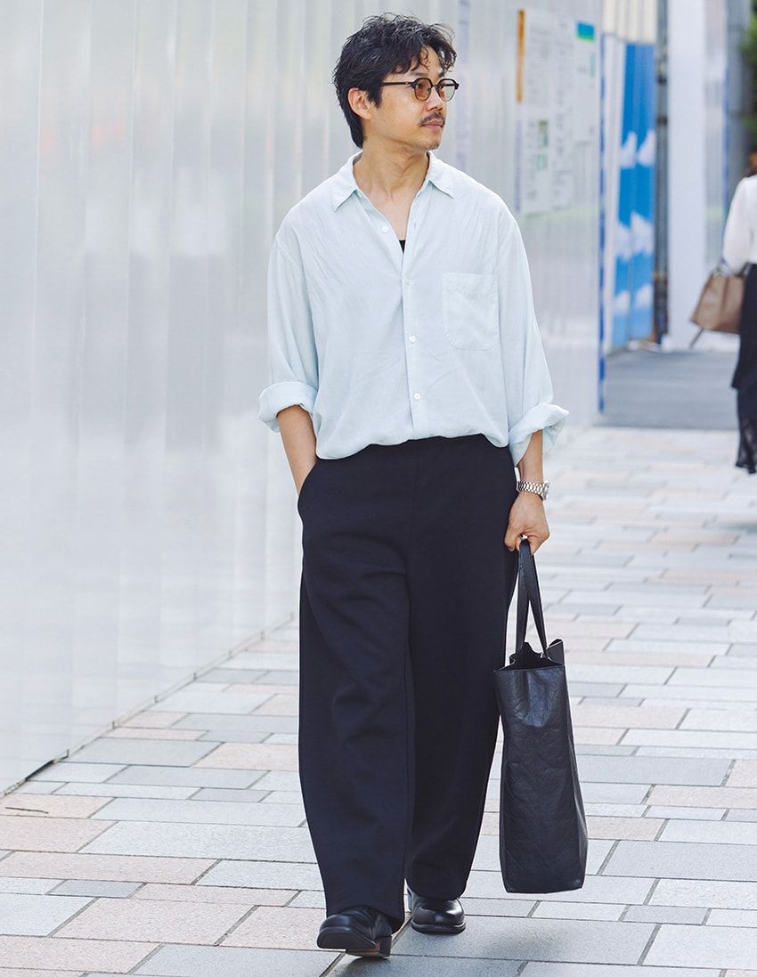 パンツ＝ユニクロ　シャツ＝スティーブン アラン　ブーツ＝アール　バッグ＝MAI