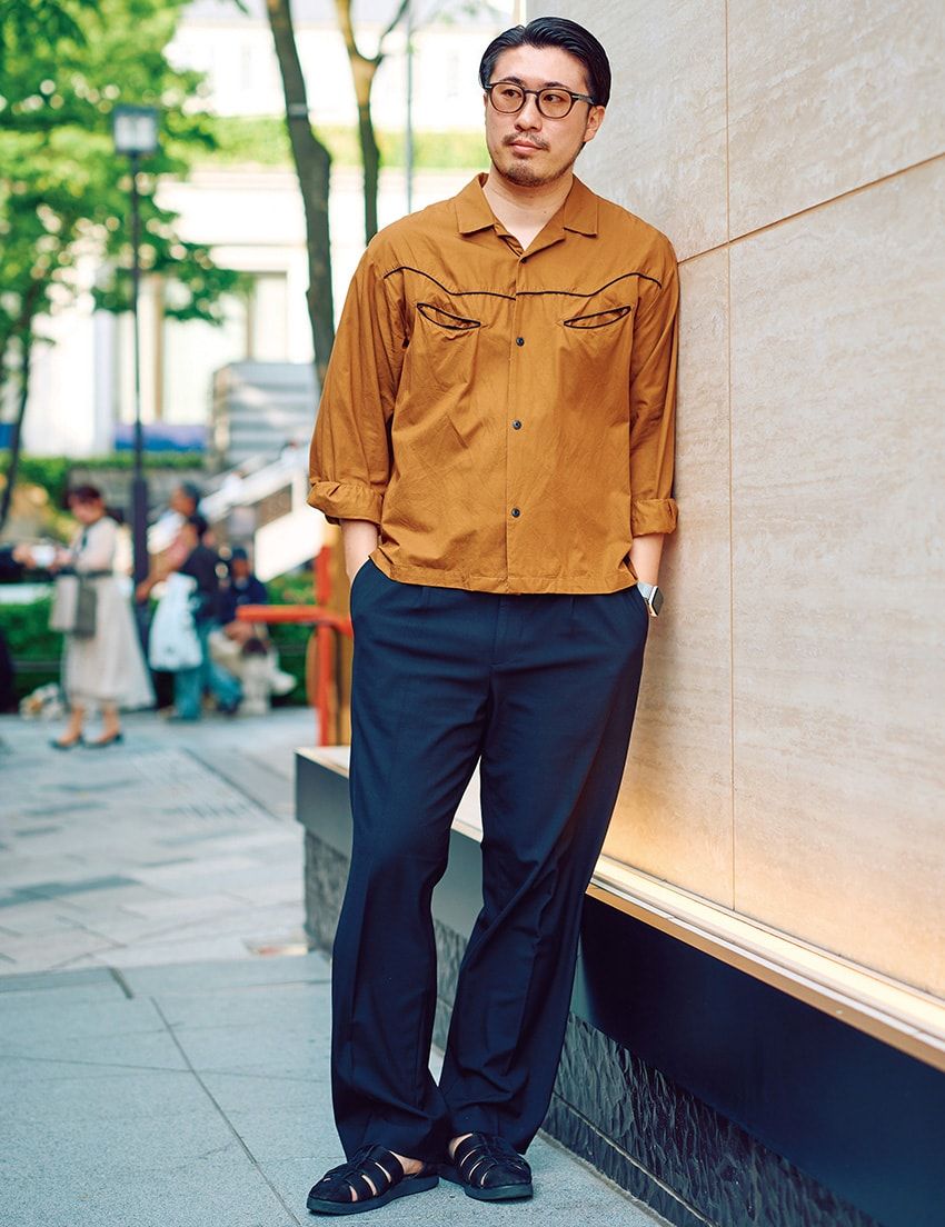 シャツ＝GU　パンツ＝古着　サンダル＝ジャーナル スタンダード　メガネ＝カトラー アンド グロス