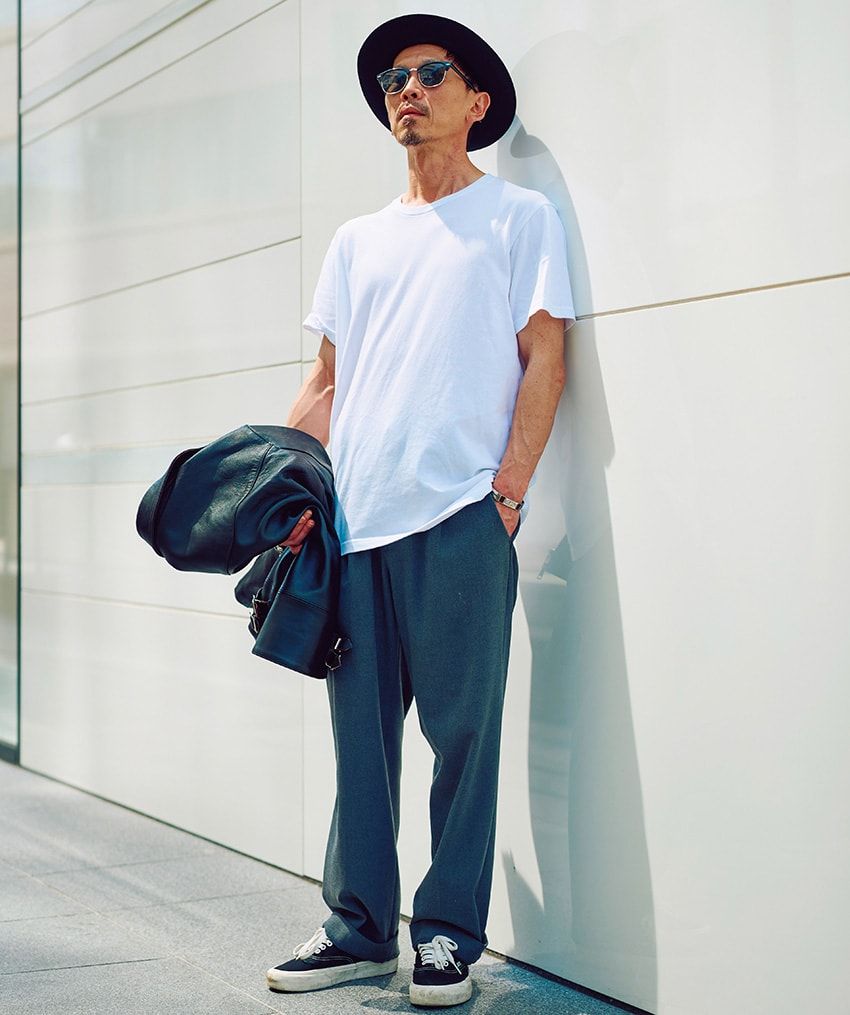 Tシャツ、パンツ、ハット＝ユニクロ　スニーカー＝ヴァンズ　手に持ったライダーズ＝666