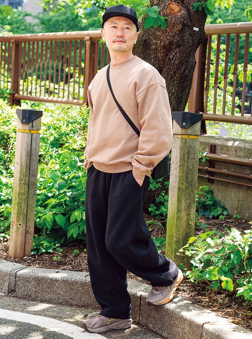 スウェット＝ロサンゼルス アパレル　パンツ、スニーカー＝アシックス　キャップ、バッグ＝アークテリクス