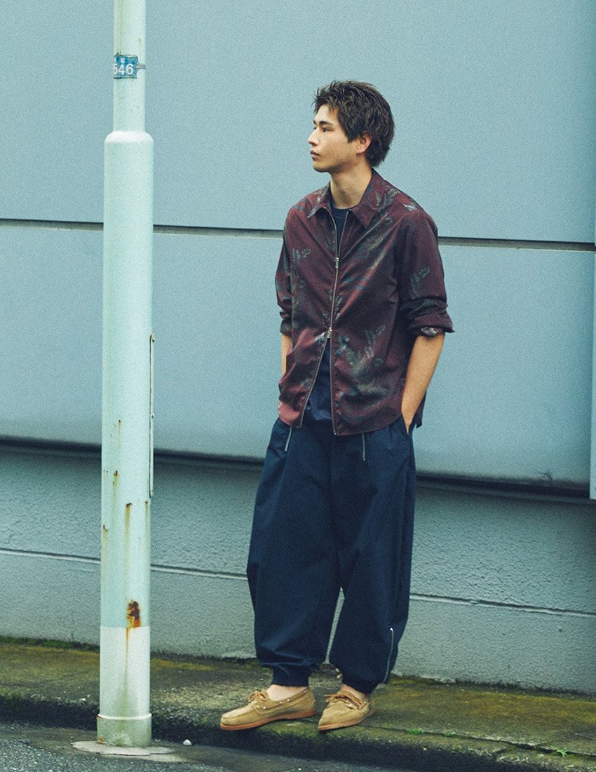 シャツ5万600円、Tシャツ2万4200円、パンツ7万2600円／すべてタトラス（タトラス 銀座店　03-6228-7770）、靴4万6200円／パラブーツ（パラブーツ青山店　03-5776-6688）