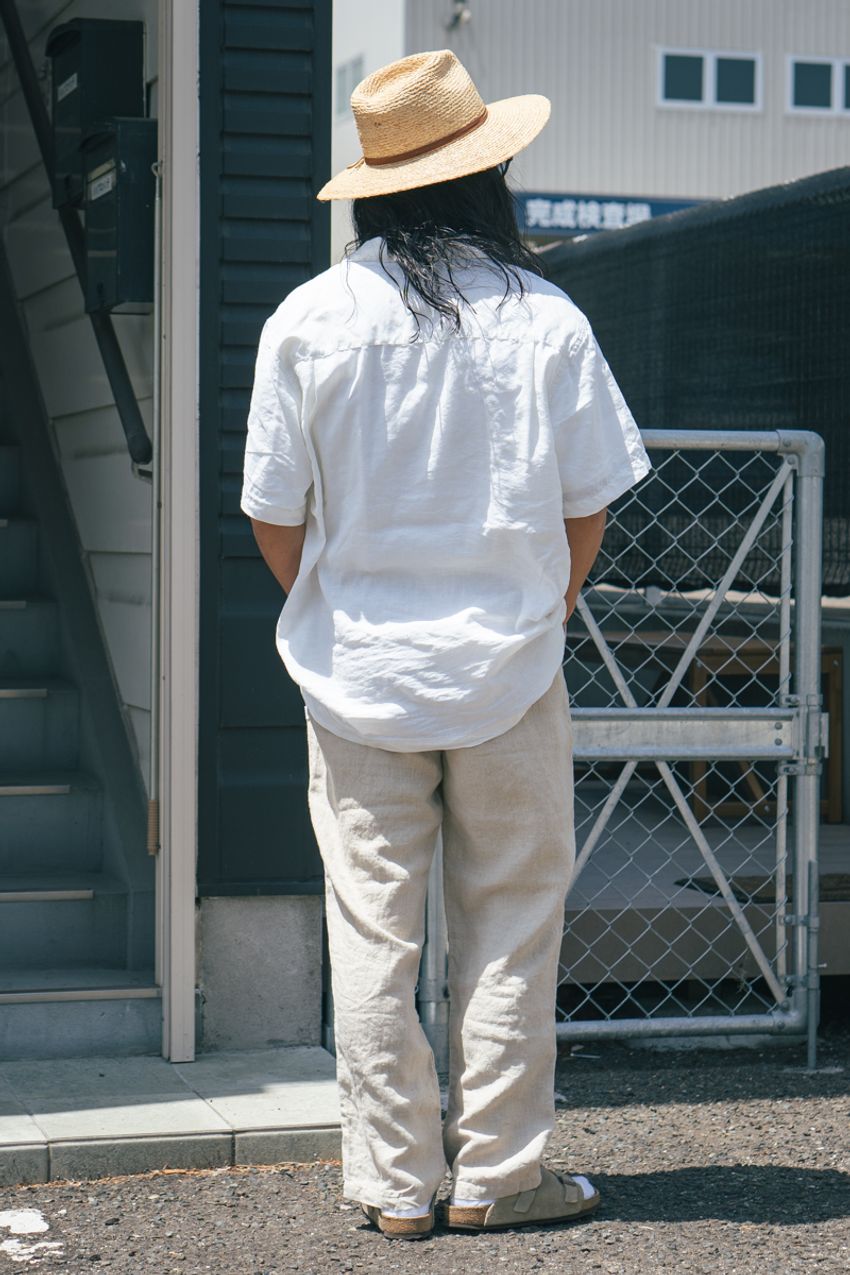 夏の街角では「ベージュのパンツ」が大人気！派手じゃない“夏色”を取り入れたカラーコーデ3選 - 7枚目の画像