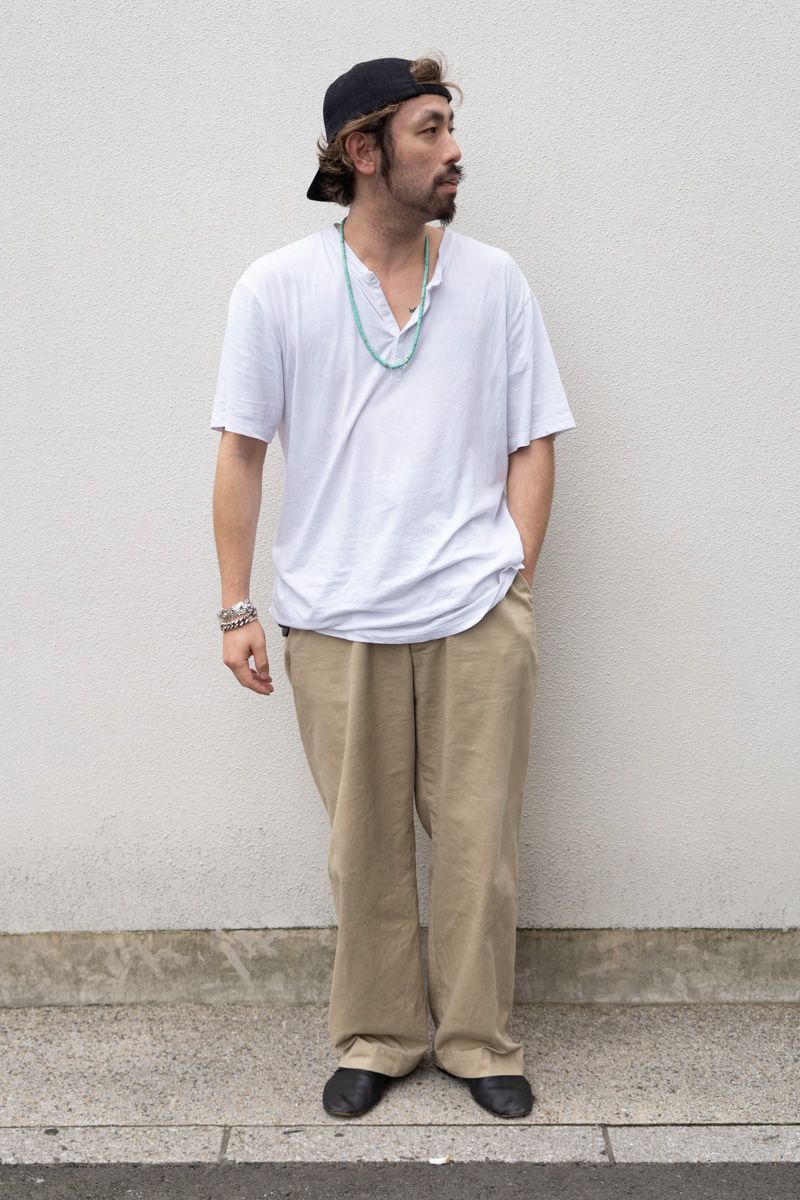 Tシャツ、帽子＝ともに古着