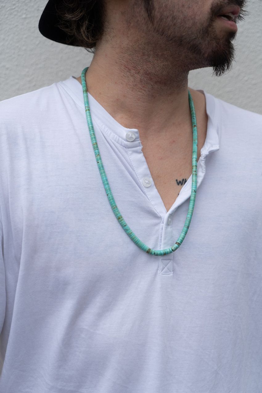 夏の街角では「ベージュのパンツ」が大人気！派手じゃない“夏色”を取り入れたカラーコーデ3選 - 3枚目の画像