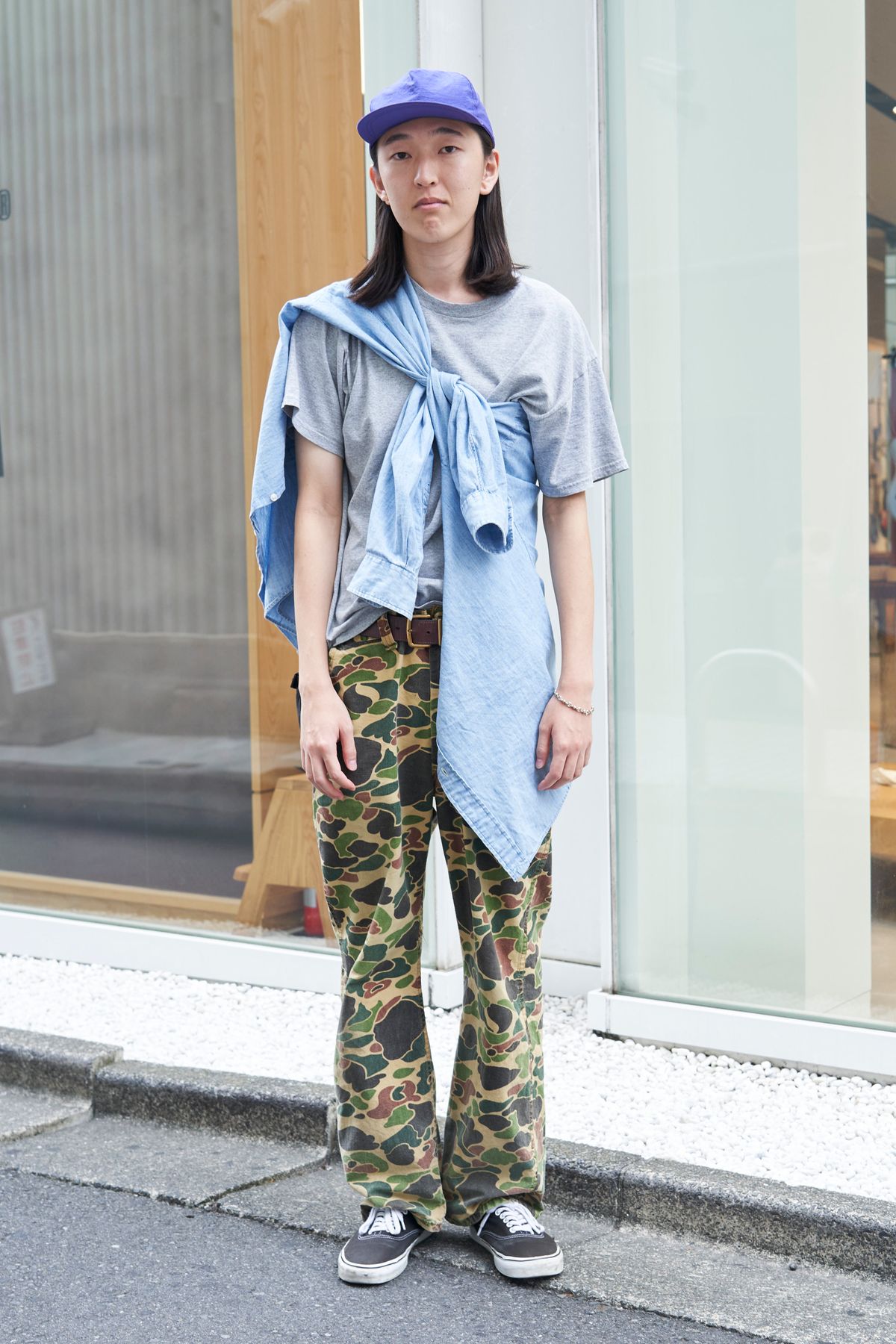 シャツ=ポロラルフローレン Tシャツ、パンツ、帽子=すべて古着 シューズ=ヴァンズ ブレスレット=ティファニー