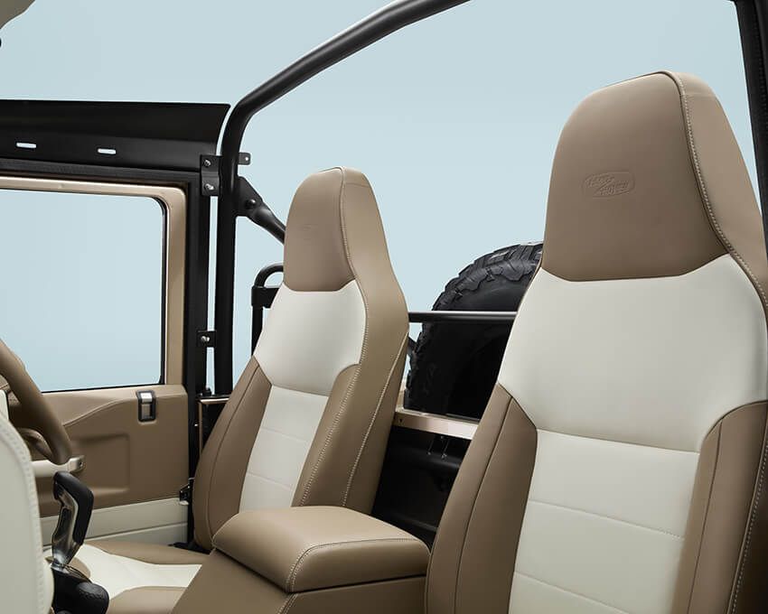 旧型ディフェンダーが今度は2シーター&オープンエアで公式復活！超稀少車をレストモッド - 7枚目の画像