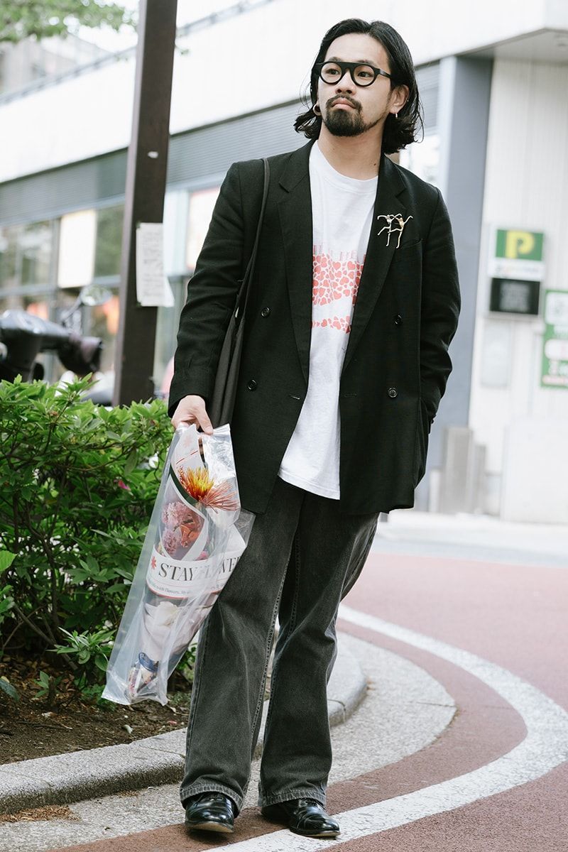 ジャケット、Tシャツ、靴＝ともに古着　デニム＝リーバイス　眼鏡＝ ジャックデュラン　バッグ＝不明