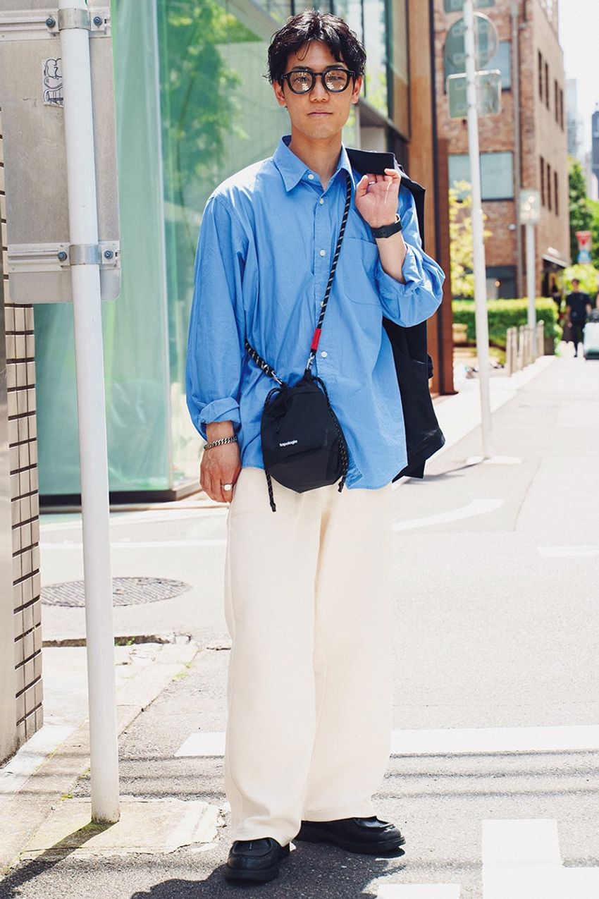 ファッションを極めた76歳の先輩も発見！好相性「白パンツ×青シャツ」の実践者たちに学ぶコーデ術 - 2枚目の画像